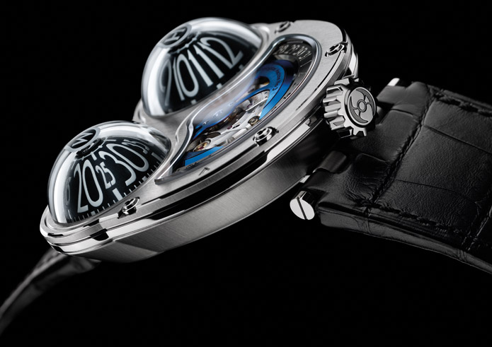 MB&F HM3 Frogの斜め側面。数字を載せた2つのドームと中央の青いローター、側面のリューズが見える。